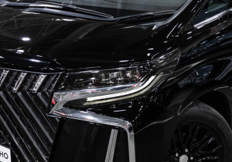 Подержанный автомобиль Toyota Alphard 2018 года (2 фото)