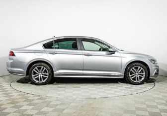 Подержанный автомобиль Volkswagen Passat Sedan 2017 года (4 фото)