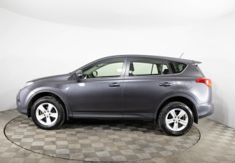 Подержанный автомобиль Toyota RAV4 2013 года (8 фото)