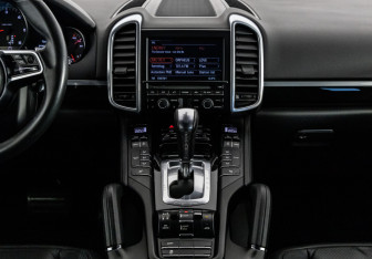 Подержанный автомобиль Porsche Cayenne 2015 года (17 фото)