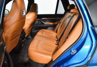 Подержанный автомобиль BMW X5 M 2015 года (11 фото)