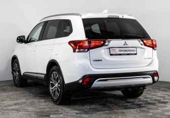 Подержанный автомобиль Mitsubishi Outlander 2018 года (7 фото)