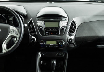 Подержанный автомобиль Hyundai ix35 2012 года (14 фото)
