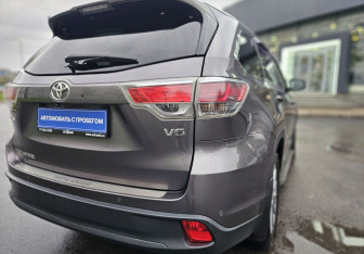 Подержанный автомобиль Toyota Highlander 2015 года (10 фото)