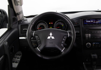 Подержанный автомобиль Mitsubishi Pajero 2006 года (10 фото)