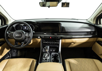 Подержанный автомобиль Kia Carnival 2021 года (13 фото)