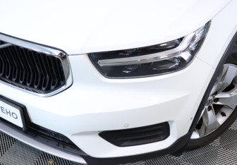 Подержанный автомобиль Volvo XC40 2019 года (10 фото)