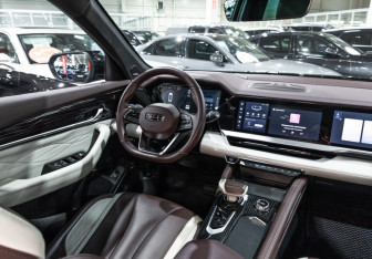 Подержанный автомобиль Geely Monjaro 2023 года (14 фото)