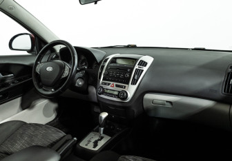 Подержанный автомобиль Kia Ceed Wagon 2008 года (9 фото)