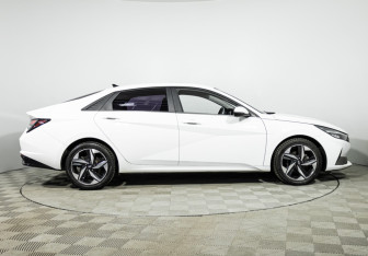 Подержанный автомобиль Hyundai Elantra Sedan 2022 года (4 фото)