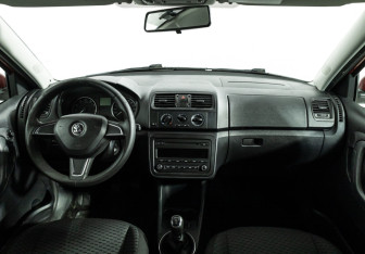 Подержанный автомобиль Skoda Fabia Wagon 2014 года (13 фото)