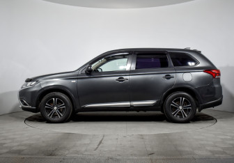 Подержанный автомобиль Mitsubishi Outlander 2018 года (8 фото)
