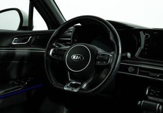 Подержанный автомобиль Kia K5 2020 года (15 фото)