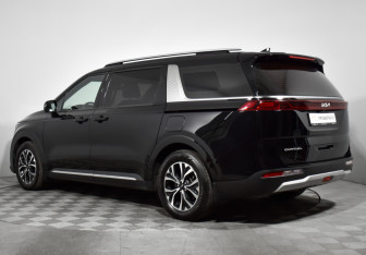 Подержанный автомобиль Kia Carnival 2023 года (7 фото)