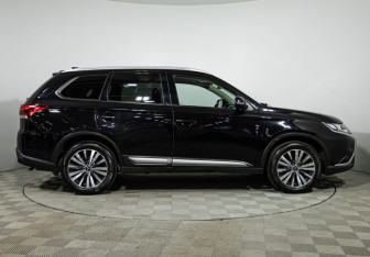 Подержанный автомобиль Mitsubishi Outlander 2020 года (4 фото)