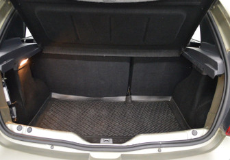 Подержанный автомобиль Renault Sandero 2012 года (15 фото)