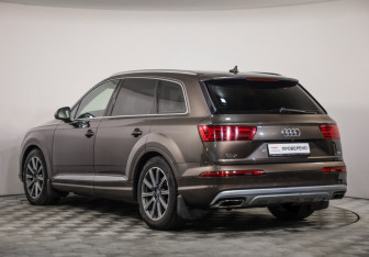 Подержанный автомобиль Audi Q7 2016 года (7 фото)