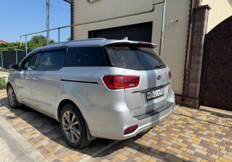 Подержанный автомобиль Kia Carnival 2019 года (4 фото)