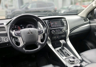 Подержанный автомобиль Mitsubishi Pajero Sport 2017 года (12 фото)