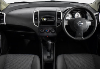 Подержанный автомобиль Nissan Wingroad 2005 года (12 фото)