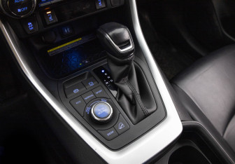 Подержанный автомобиль Toyota RAV4 2020 года (19 фото)