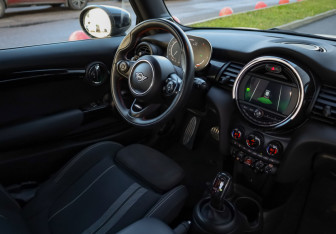 Подержанный автомобиль MINI Hatch 2020 года (9 фото)