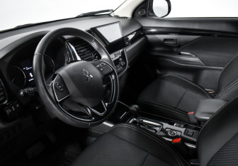 Подержанный автомобиль Mitsubishi Outlander 2019 года (9 фото)