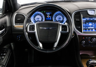 Подержанный автомобиль Chrysler 300C Sedan 2012 года (15 фото)