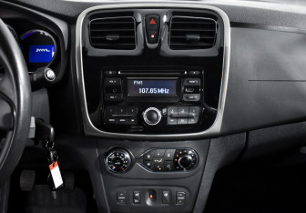 Подержанный автомобиль Renault Sandero 2015 года (16 фото)