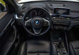 Подержанный автомобиль BMW X1 2021 года (13 фото)