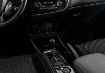 Подержанный автомобиль Mitsubishi Outlander 2017 года (12 фото)