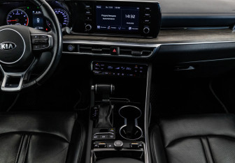 Подержанный автомобиль Kia K5 2021 года (15 фото)