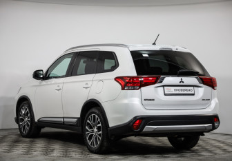 Подержанный автомобиль Mitsubishi Outlander 2015 года (7 фото)