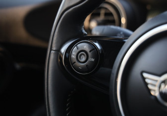 Подержанный автомобиль MINI Hatch 2019 года (13 фото)