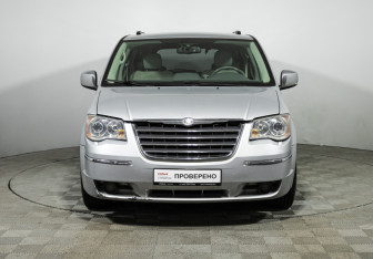 Подержанный автомобиль Chrysler Voyager 2008 года (2 фото)
