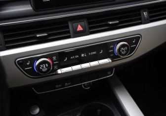 Подержанный автомобиль Audi A4 Sedan 2019 года (17 фото)
