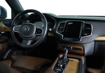 Подержанный автомобиль Volvo XC90 2021 года (12 фото)