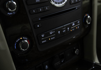 Подержанный автомобиль Infiniti QX80 2014 года (26 фото)