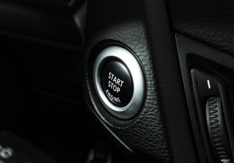 Подержанный автомобиль BMW X1 2014 года (16 фото)