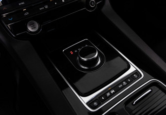 Подержанный автомобиль Jaguar F-Pace 2017 года (15 фото)