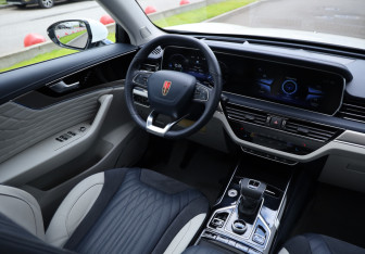 Подержанный автомобиль Hongqi HS5 2024 года (13 фото)