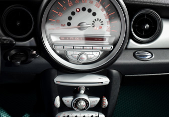 Подержанный автомобиль MINI Hatch 2008 года (16 фото)