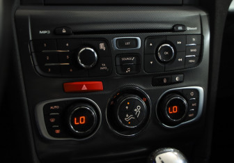 Подержанный автомобиль Citroen C4 Sedan 2014 года (14 фото)