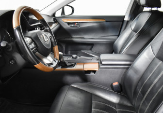 Подержанный автомобиль Lexus ES 2017 года (10 фото)