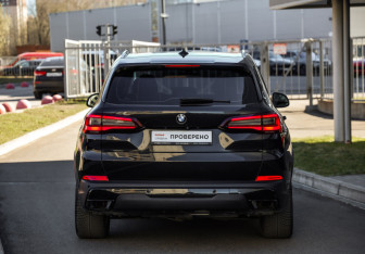 Подержанный автомобиль BMW X5 2021 года (6 фото)