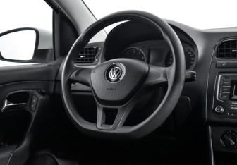 Подержанный автомобиль Volkswagen Polo Sedan 2017 года (14 фото)