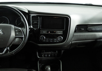 Подержанный автомобиль Mitsubishi Outlander 2019 года (14 фото)