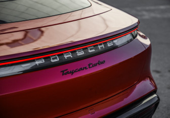 Подержанный автомобиль Porsche Taycan 2021 года (8 фото)