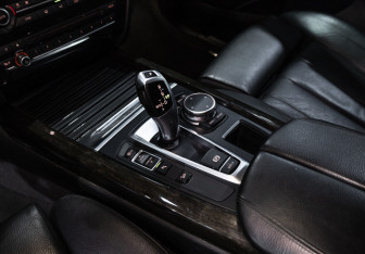 Подержанный автомобиль BMW X5 2015 года (23 фото)