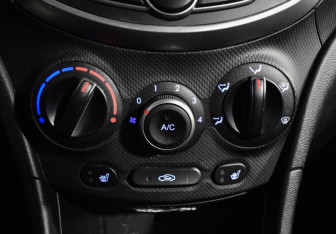 Подержанный автомобиль Hyundai Solaris Hatchback 2015 года (15 фото)